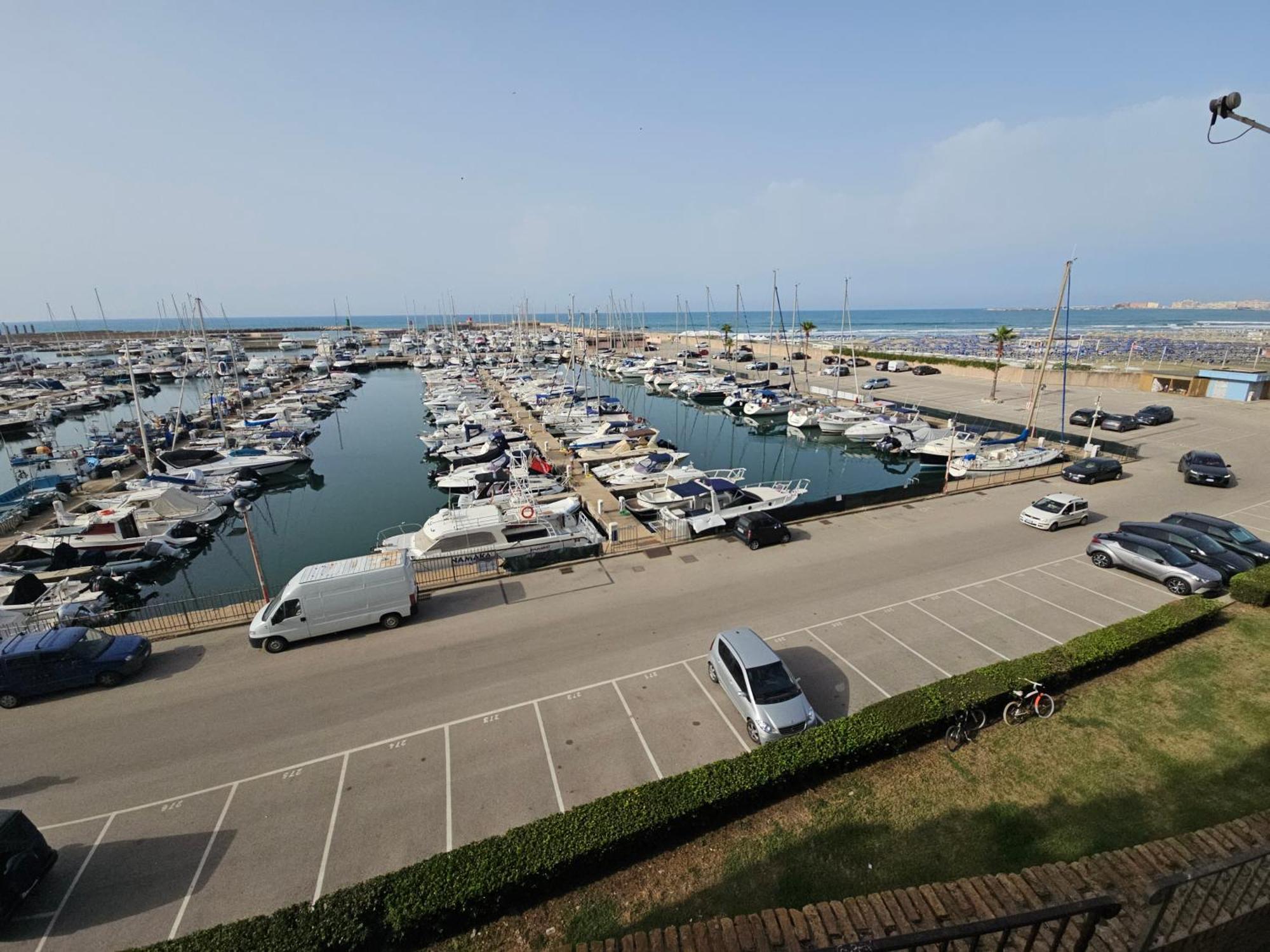 Terrazza A Nettuno E Chiesa Giubilare Santa Maria Goretti Zewnętrze zdjęcie
